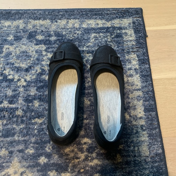 In box - Clark’s Cloudstepper Black shoes - Picture 2 of 10